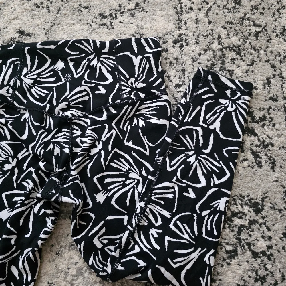 Athleta Elation Textured 7/8 Tight Floral Black White Womens S Preppy Goth Chic